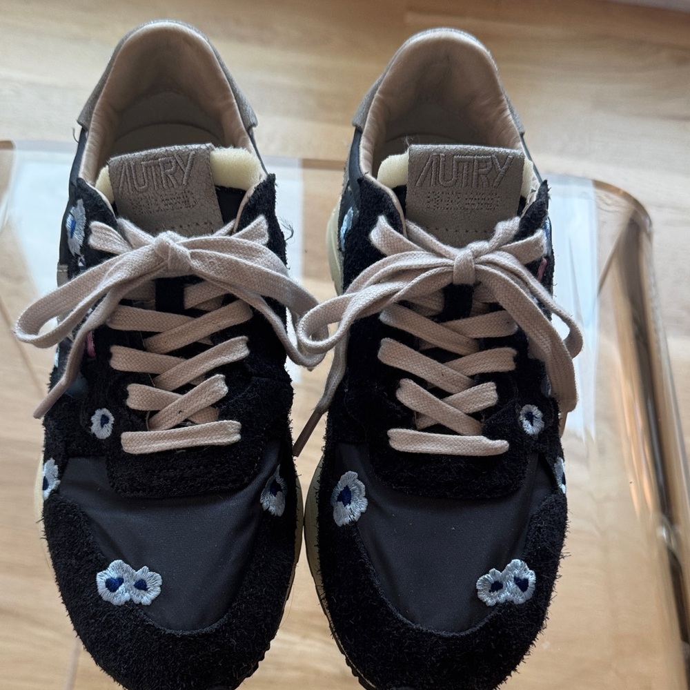 Autry Women's Navy/Light Blue Floral Sneakers